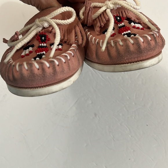 GUC Minnetonka Women's Pink Thunderbird Beaded Moccasin  SZ-8 - Picture 7 of 9